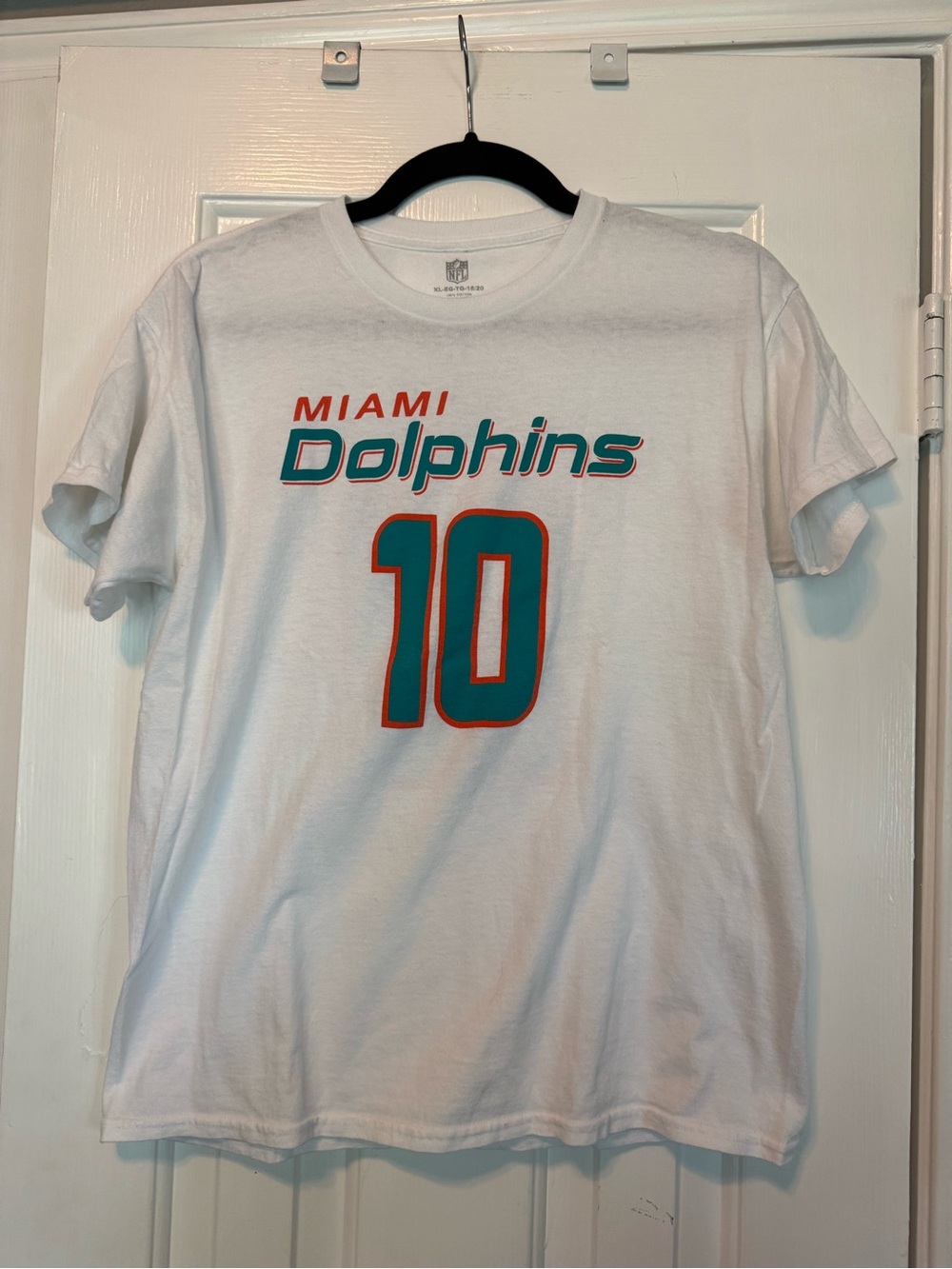 🏈🐬 Tyreek Hill #10 Miami Dolphins NFL Graphic T-Shirt White Youth XL 🐬🏈 - Picture 2 of 4